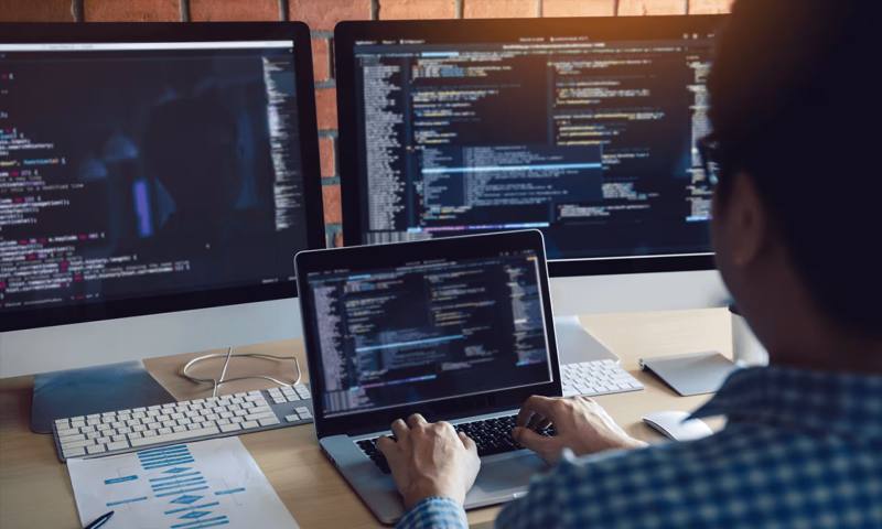 数据科学选型:R与Python如何赋能蜀山区网站建设?